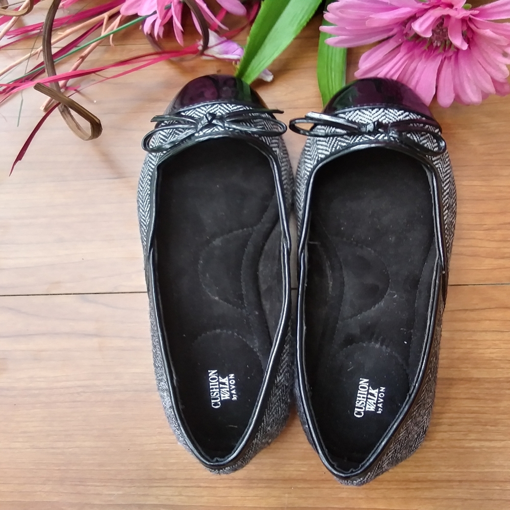 Woman's "cushion walk by Avon"  ballerina shoes